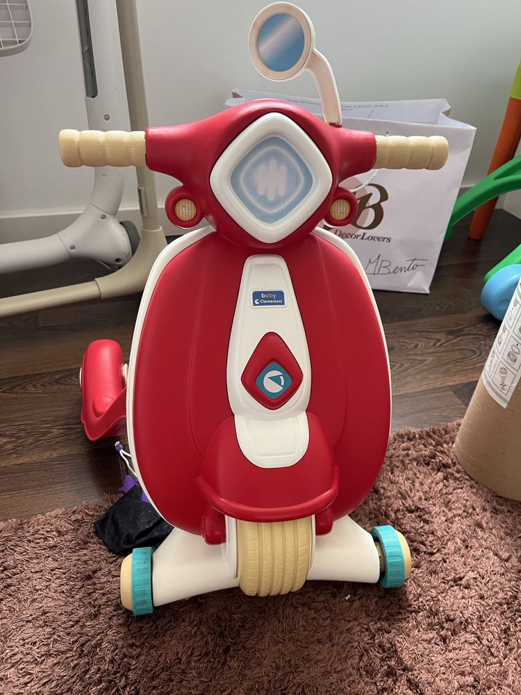 Brinquedo mota para ajudar o bebe a andar