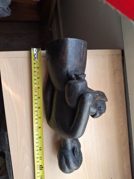 Escultura africana em madeira estatueta cerca 30 cms