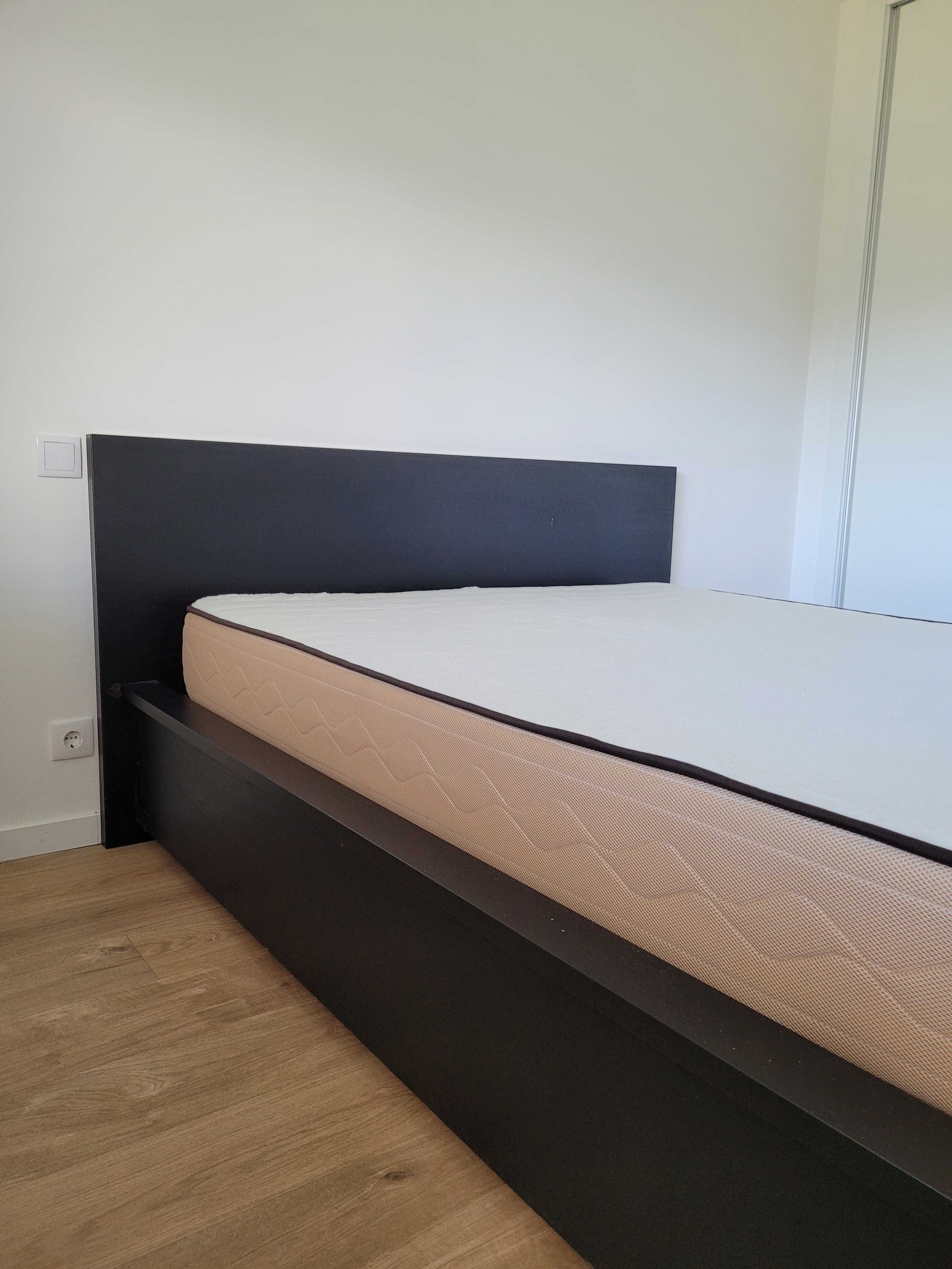 Cama de casal, linhas modernas, madeira preta