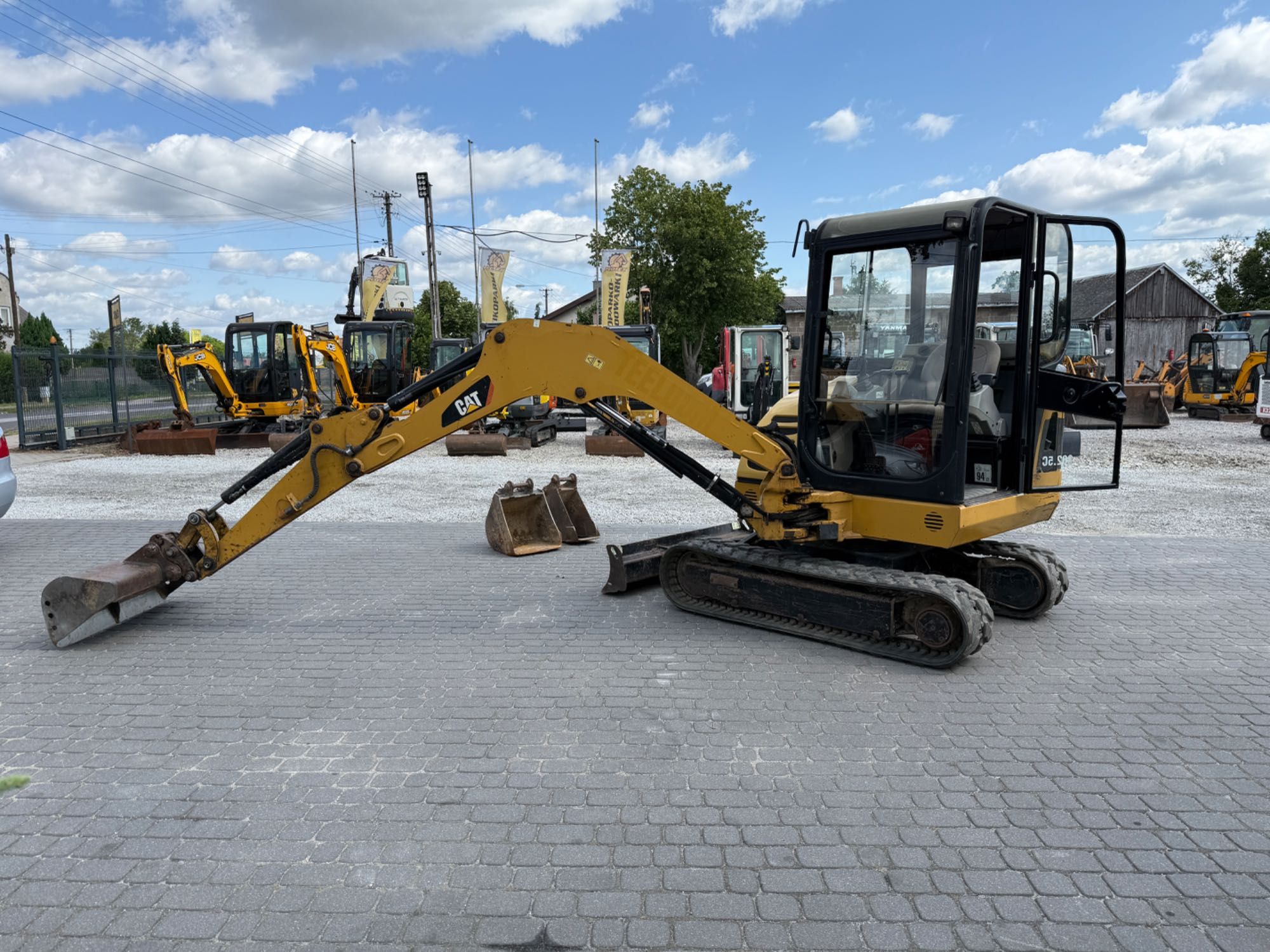 Mini koparka CAT 302.5  z 2012r. 2900kg 3 łyżki Szybkozłącze faktura