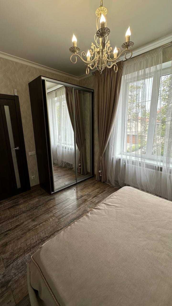 Двухэтажный дом в Чубаевке. 4 спальни, полностью укомплектован.