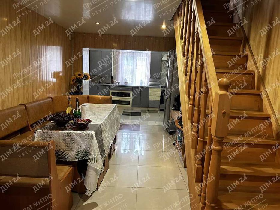 Сосни на ділянці, річка та пляж за воротами. Пошук закінчено!