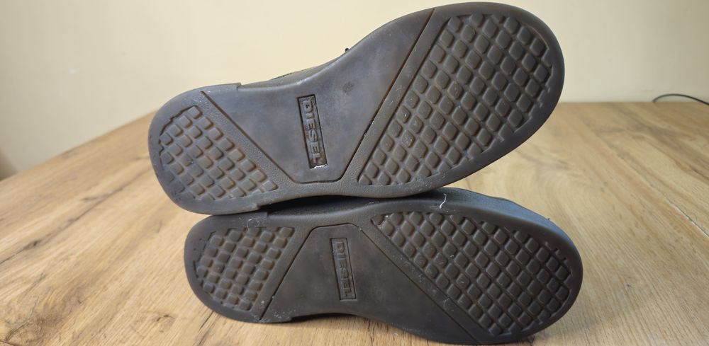 Продам пару жіночих кросівок Diesel