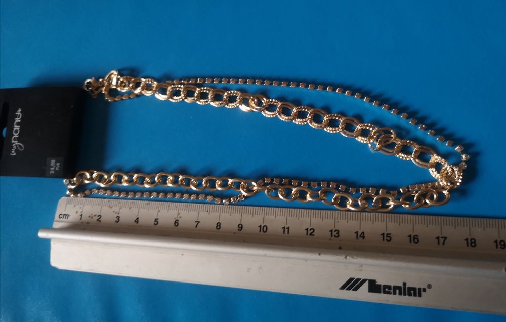 Podwójny łańcuszek w kolorze złota.