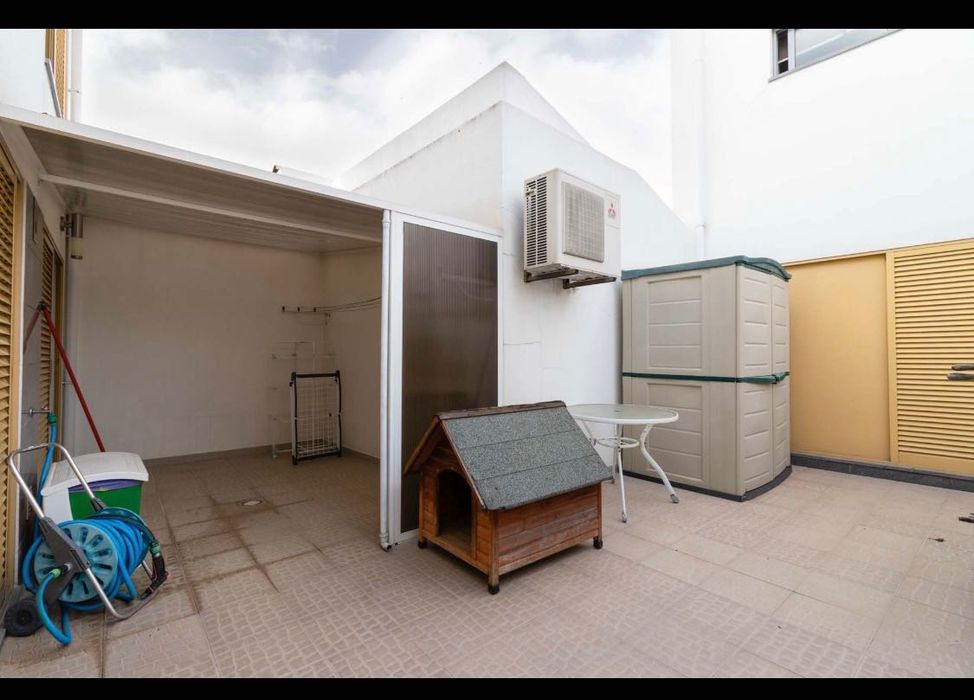 Moradia em banda 3 Suites Quintal com churrasqueira- 150 m² área útil