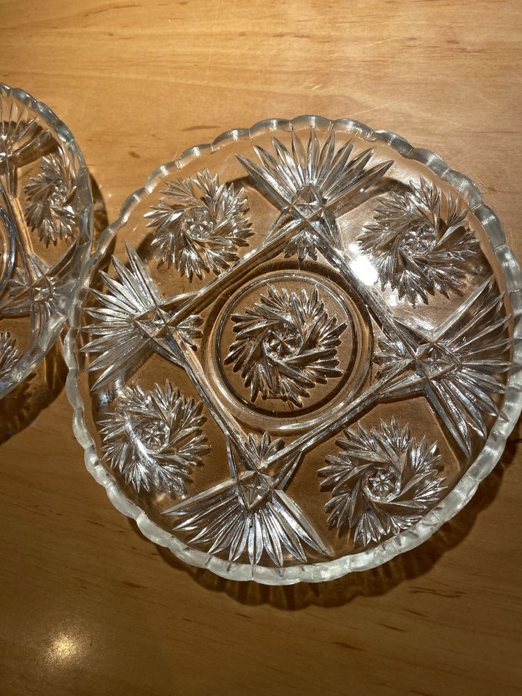 Dwie bardzo stare kryształowe talerzyki deserowe