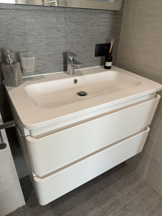 Продаю тумбу з раковиною та змішувачем.