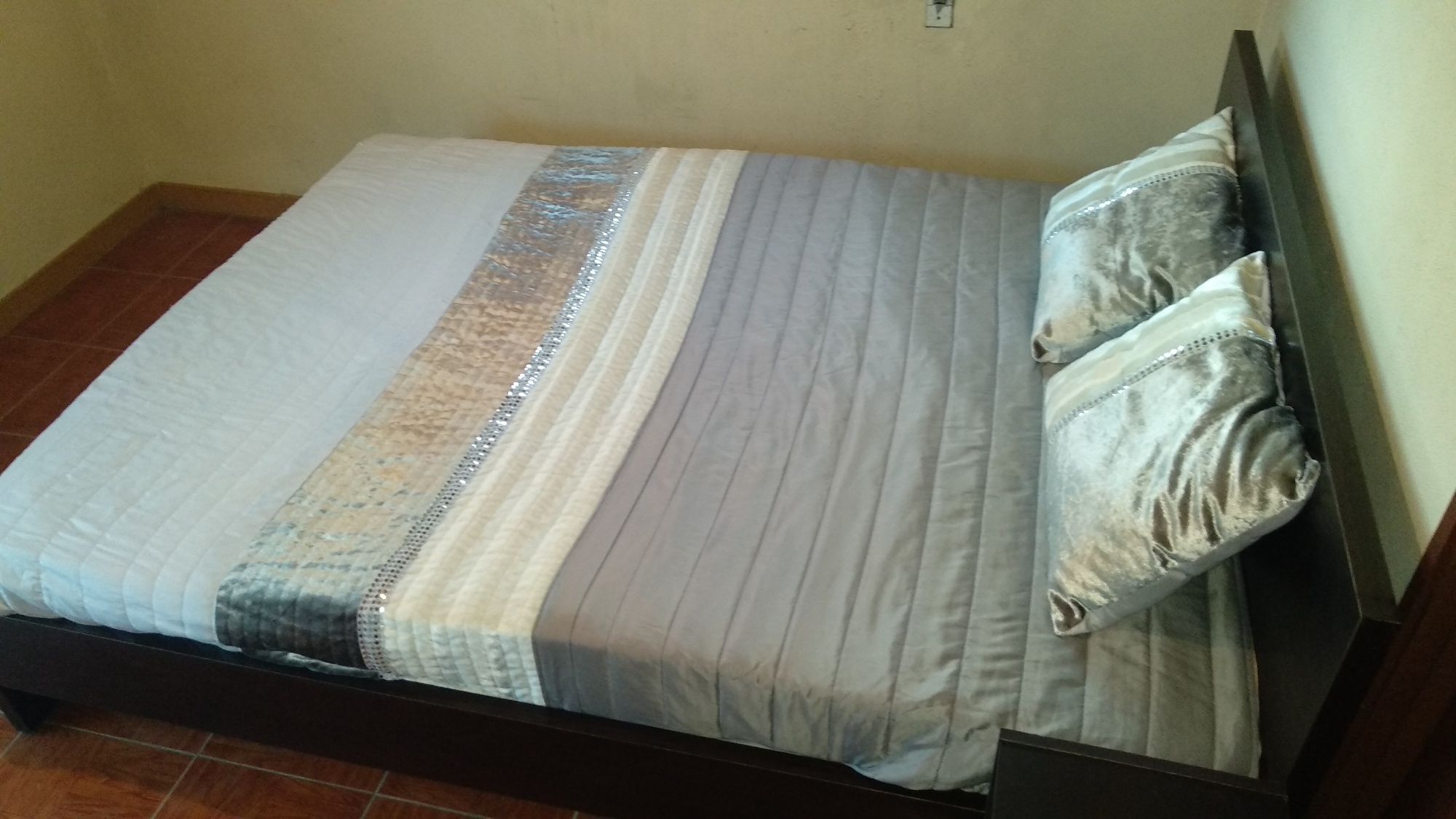 Cama de casal com mesinhas de cabeceira