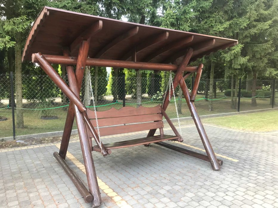 Drewniana huśtawka ogrodowa