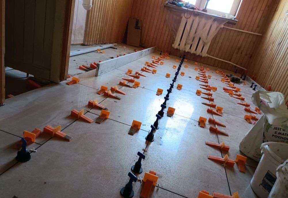 Wykończenia naprawy glazura płytki wylewki Remonty  panele