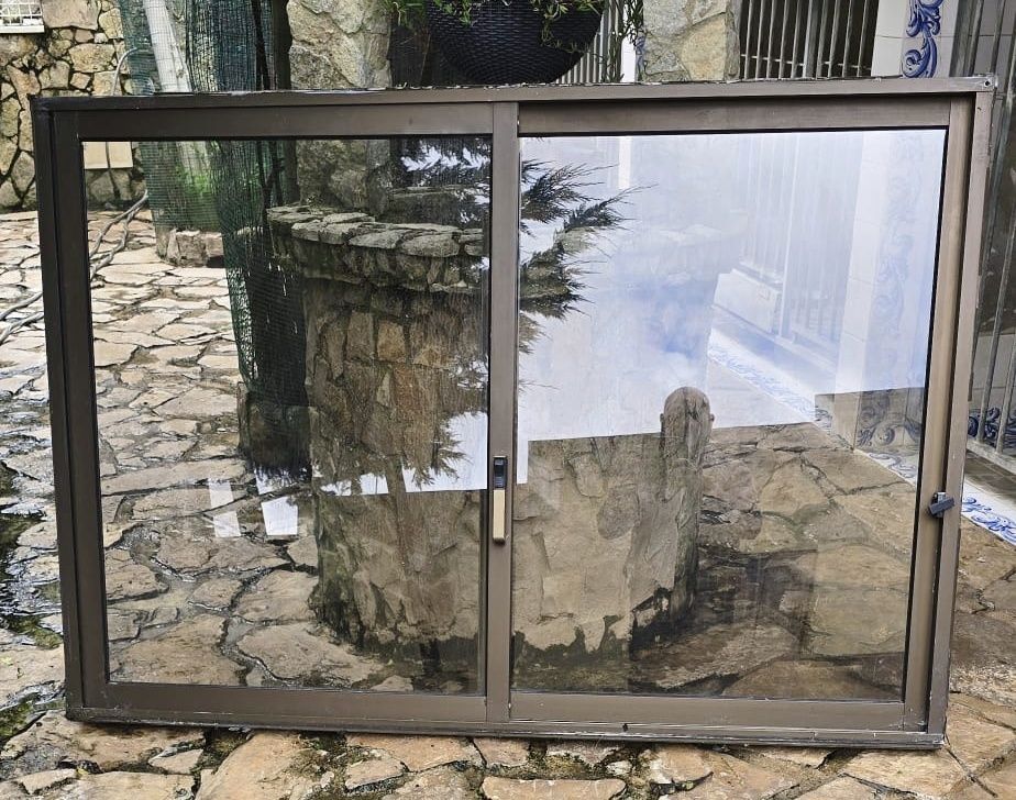 Janelas em alumínio cor bronze com vidro castanho