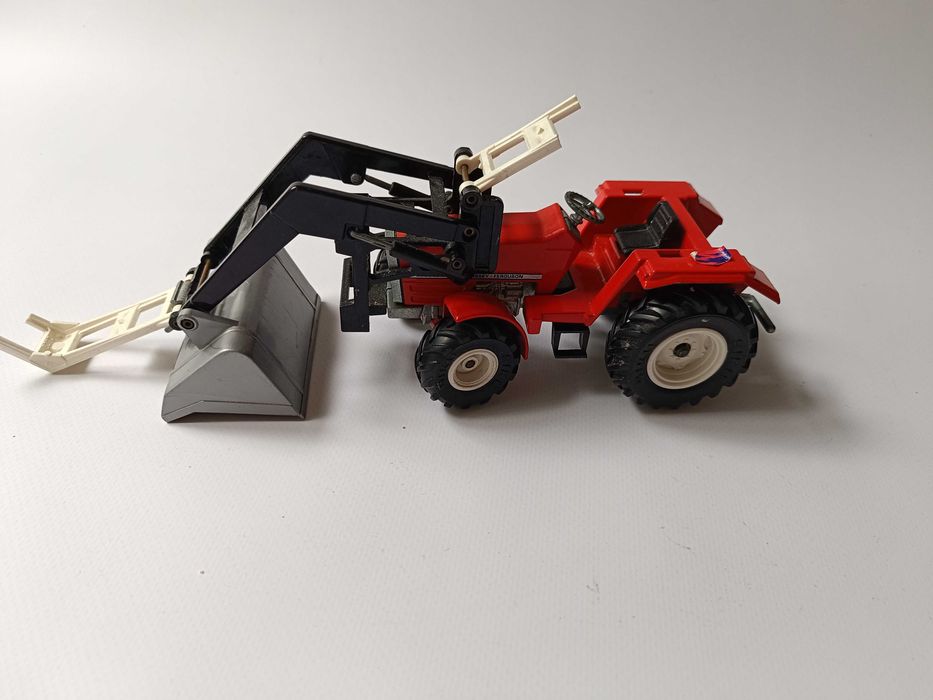 Игрушка трактор Siku Massey Ferguson 1:32 модель