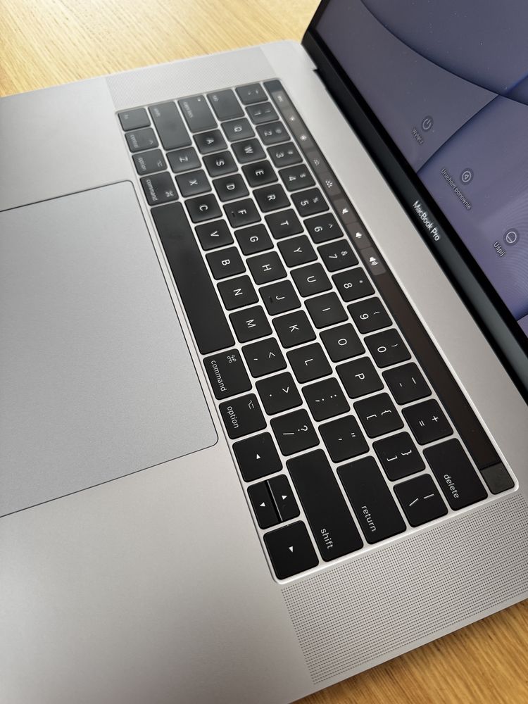 Piękny Macbook Pro 15 cali i7 16GB 1TB SSD Radeon Pro