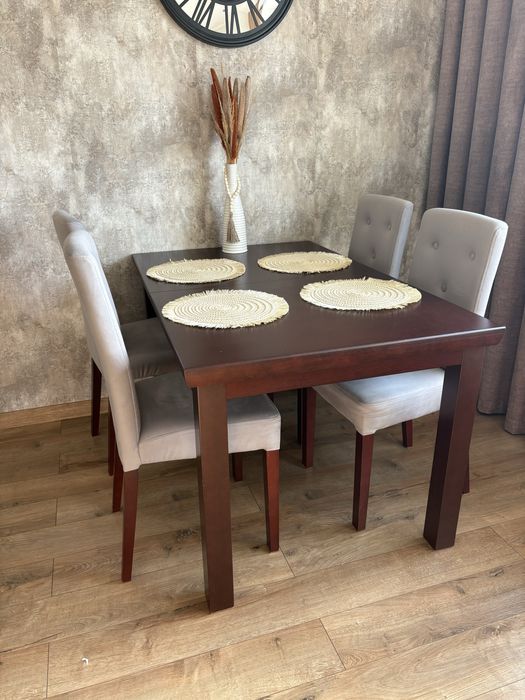 Stół drewniany rozkladany z krzeslami Paget