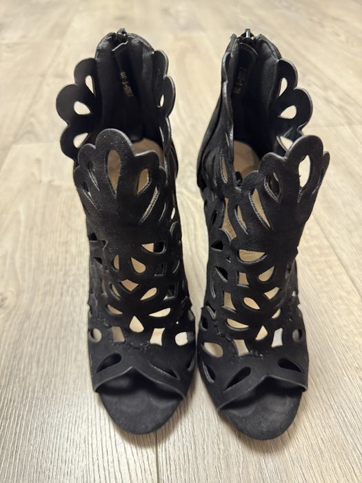 Босоніжки на підборах.