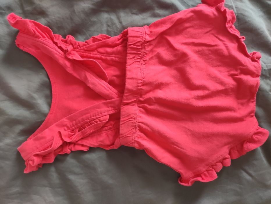 Czerwony krótki rampers z falbankami Rozm 74