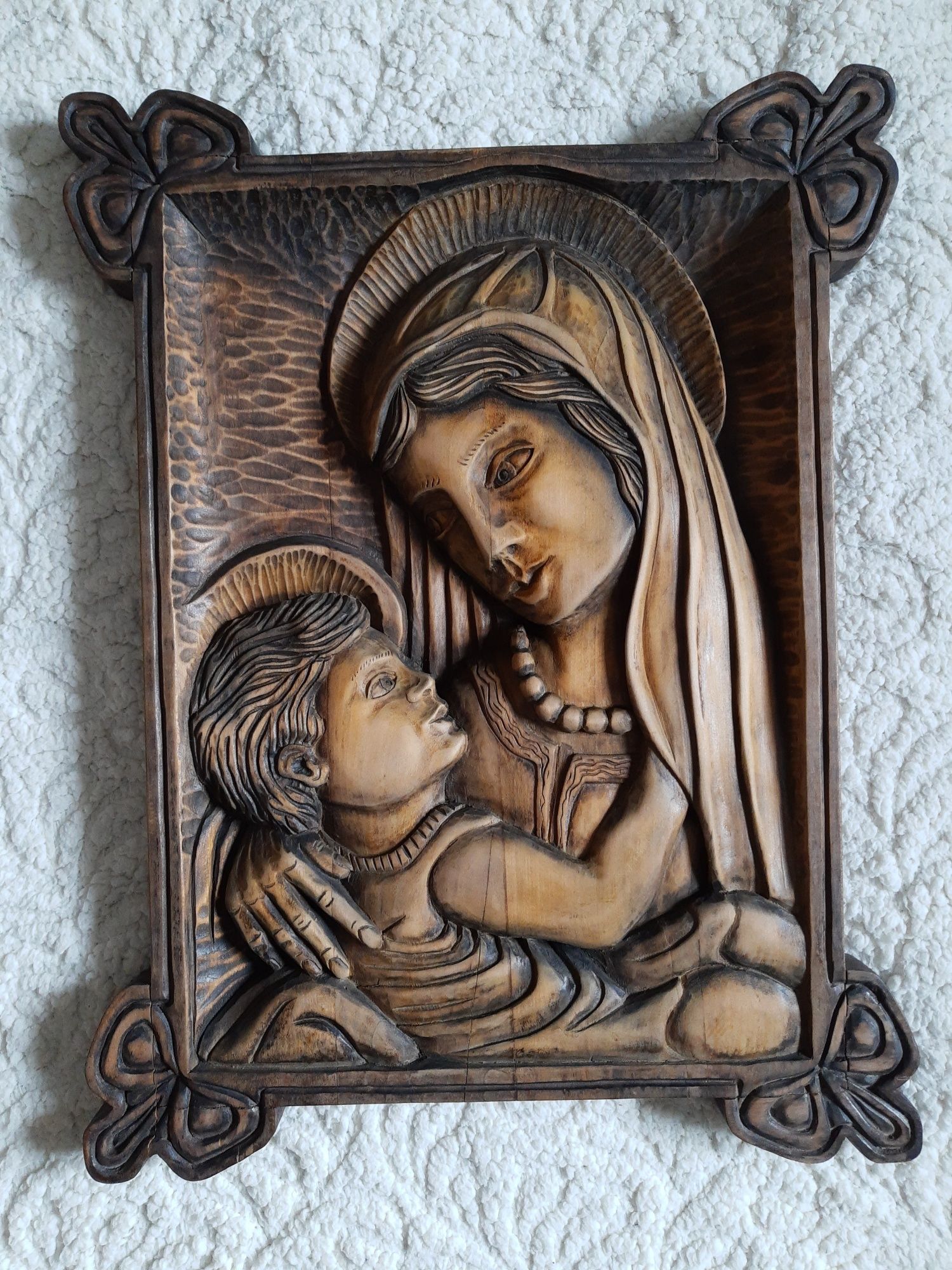 Płaskorzeźba "Maryja z Dzieciątkiem Jezus"