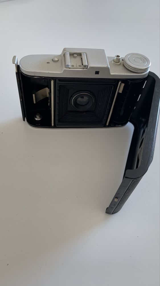Máquina fotográfica vintage ADOX com tripé