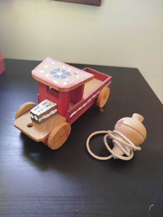 Brinquedo: pião e camioneta em madeira