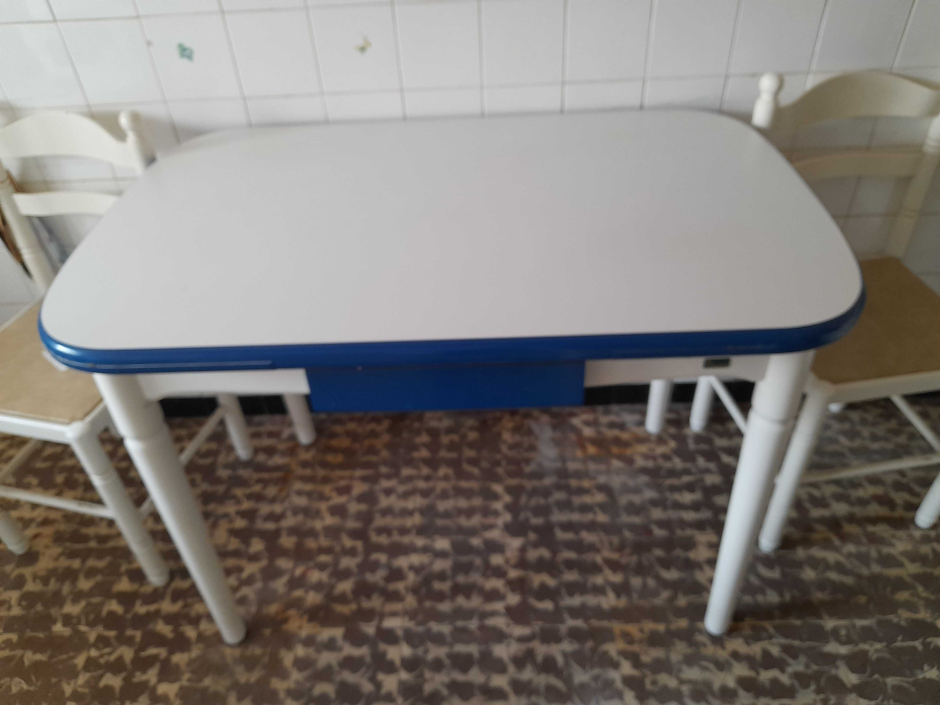 Mesa de cozinha c/ 4 cadeiras