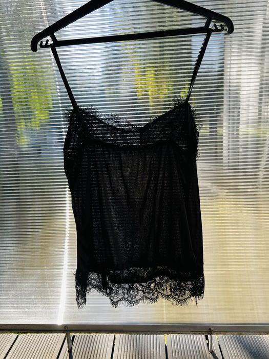 Zmysłowy komplet piżamowy: top i szorty z koronką