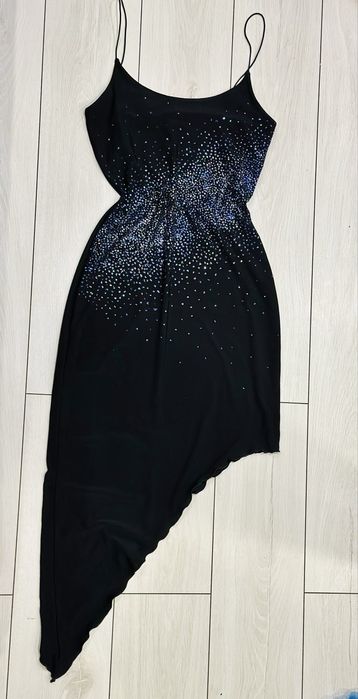 Вечірня сукня з косим кроєм та блискітками — розмір M