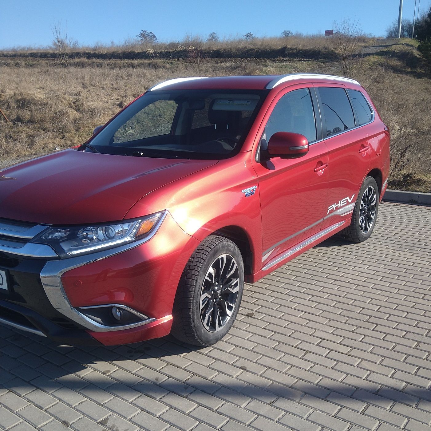 Продається Mitsubishi Outlander Plug-in Hybrid (PHEV).