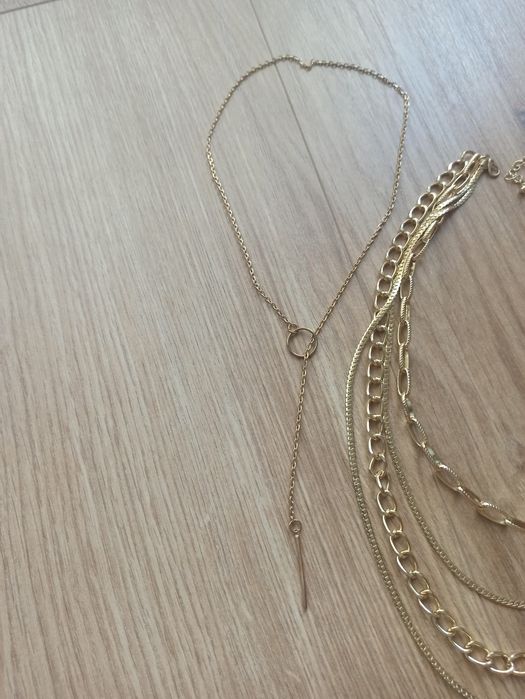 Zestaw czterech pozłacanych naszyjników