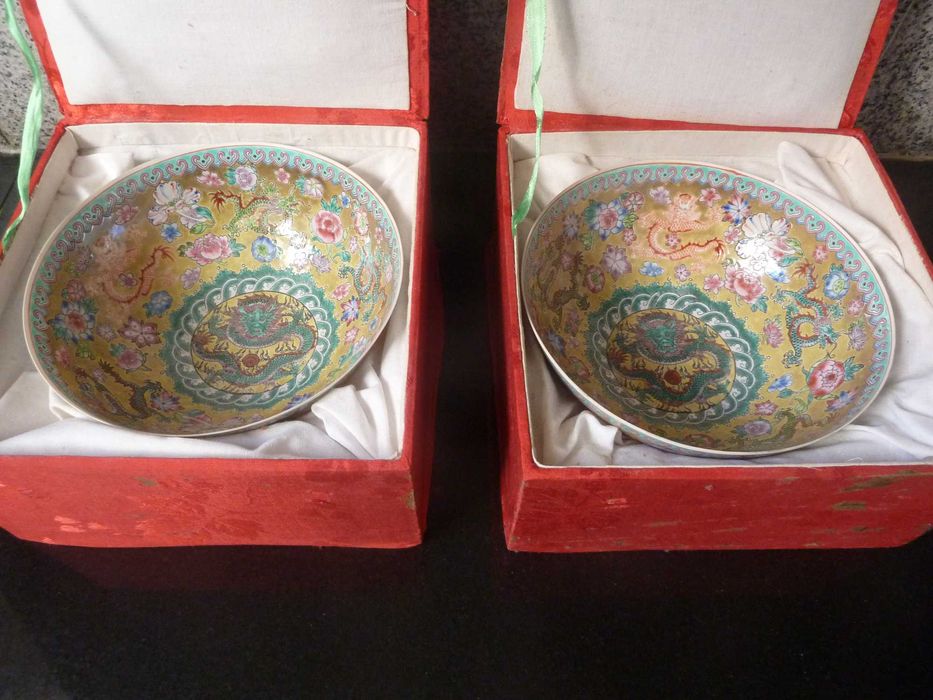 Duas taças chinesas em porcelana fina.