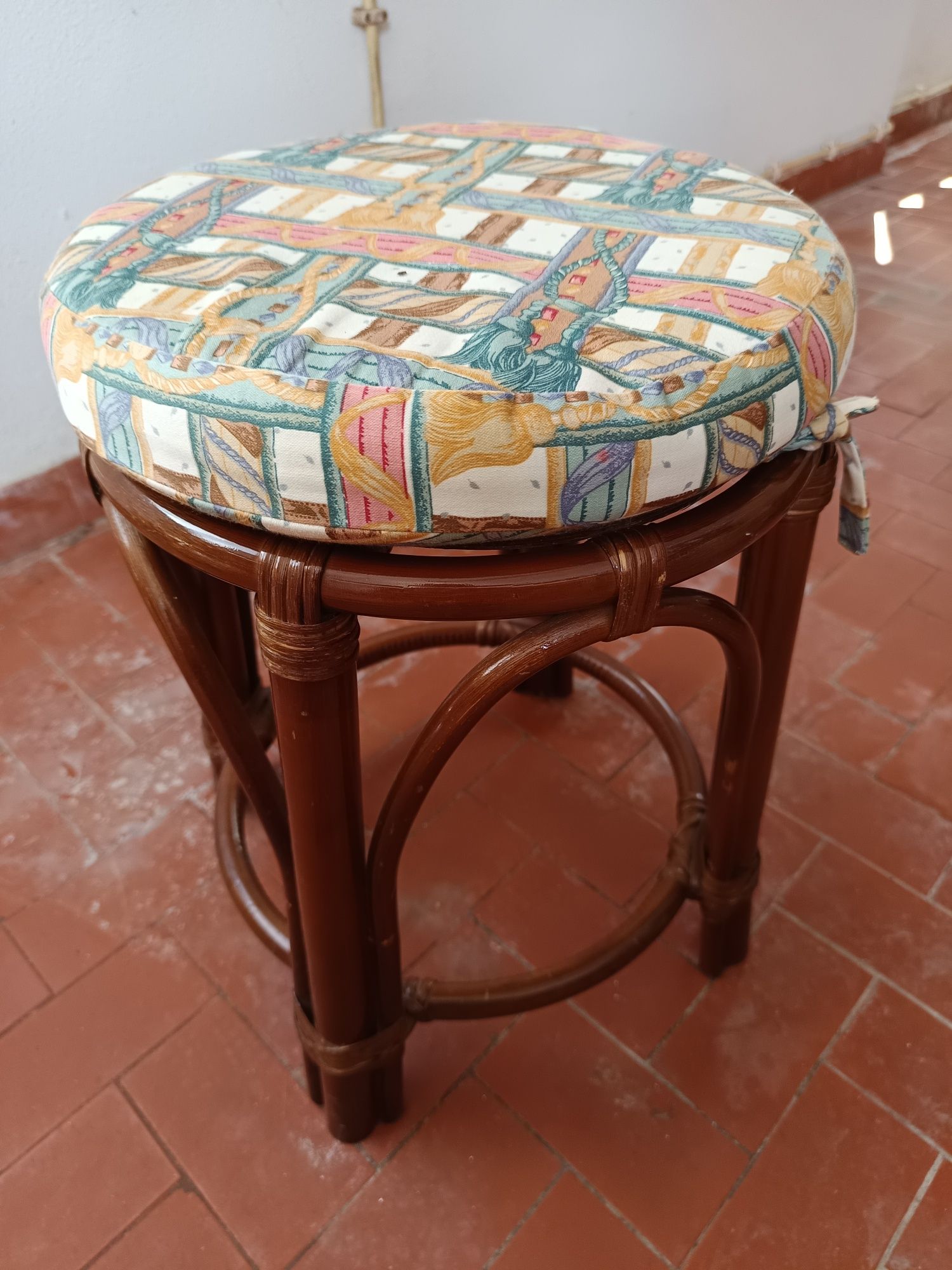 Mesa e 4 bancos bambu