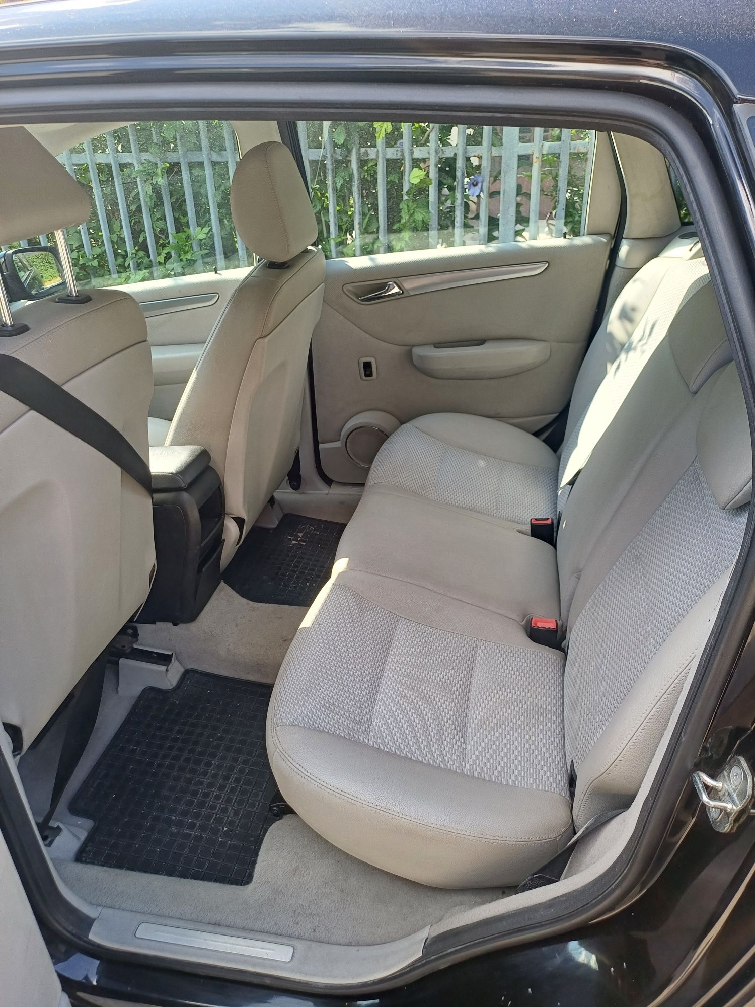 Mercedes-Benz  B180.