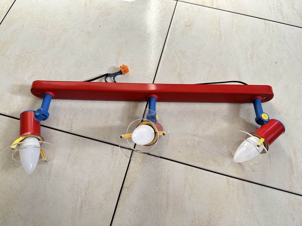 Lampa sufitowa z reflektorami