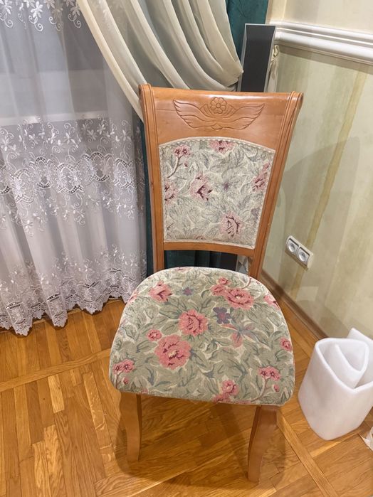 Продается раскладной деревянный стол со стульями