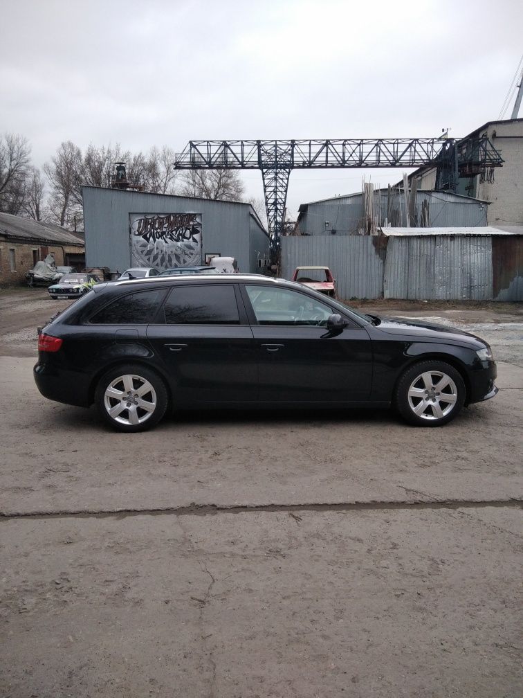 Ауді А4 b8 2.0 TDI,мех.2011