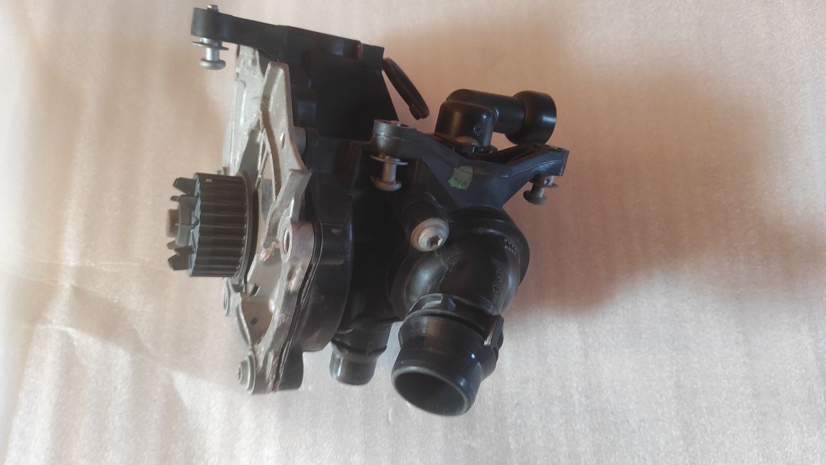 Помпа охлаждения Volkswagen 06K121011C