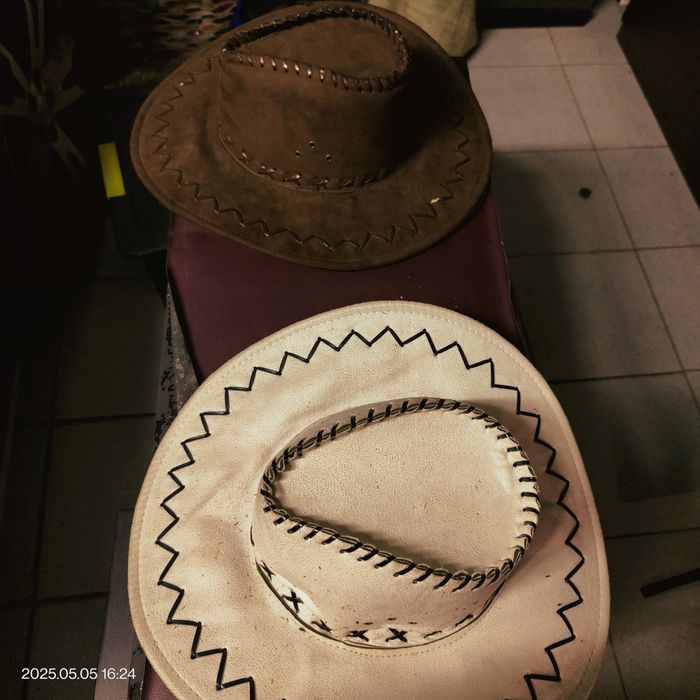 Chapéu branco estilo cowboy