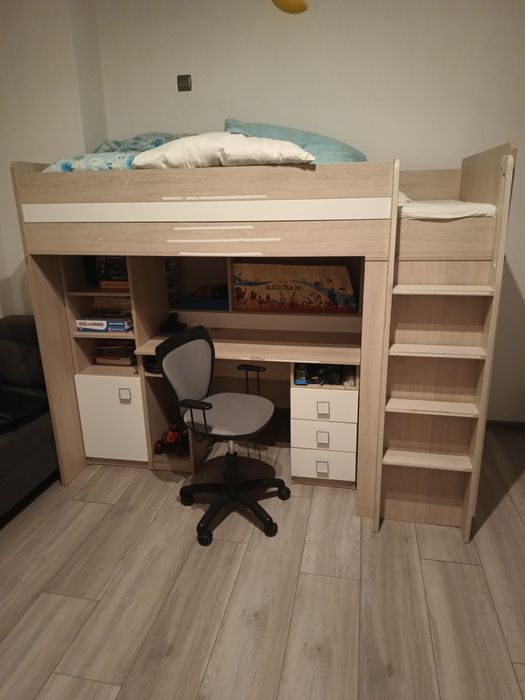Łóżko piętrowe biurkiem