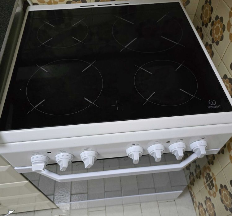 Fogão elétrico, frigorífico  e esquentador