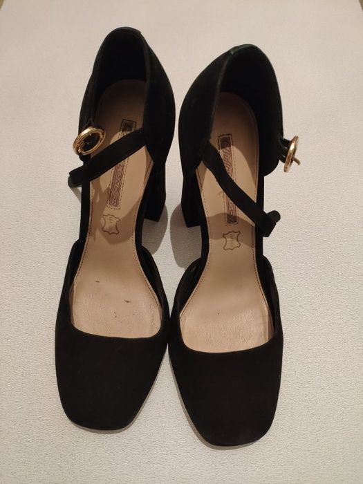 Sapatos de salto alto - pretos