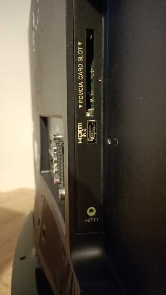 2 - TVs LG- 32 Polegadas (excelente estado) com comandos, bases, cabos
