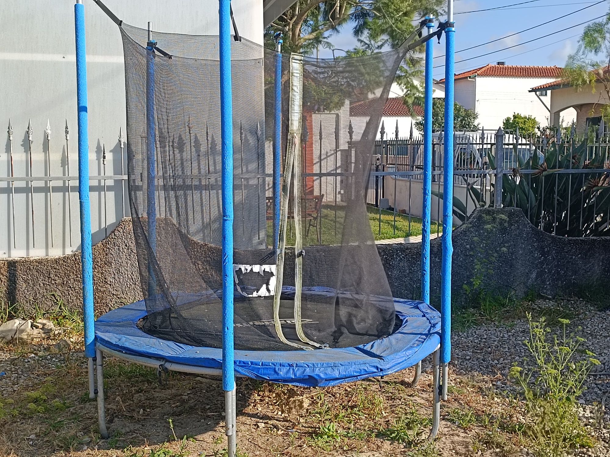 Trampolim e casa brincar.