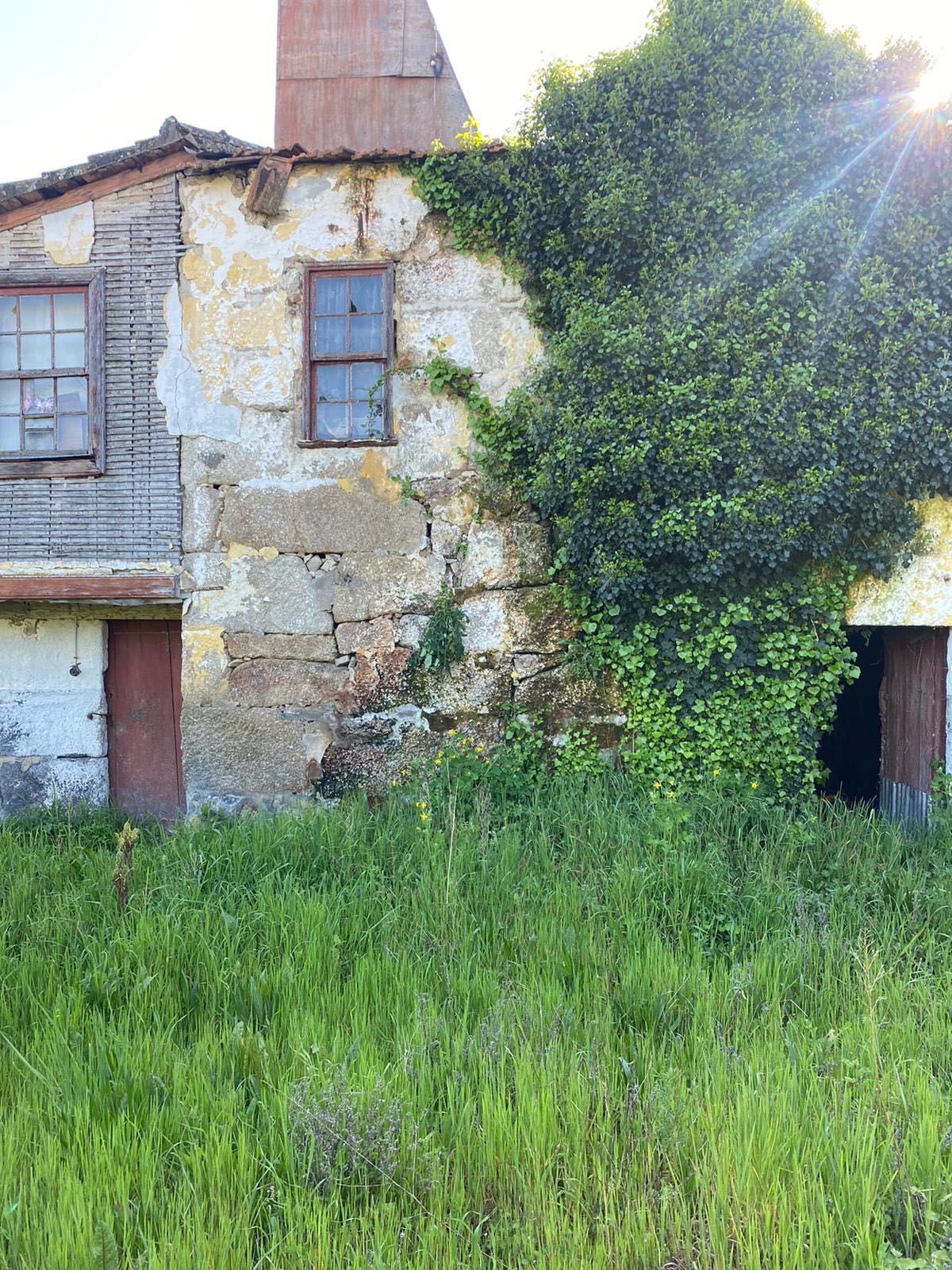 Quinta para reconstruir, com amplo terreno