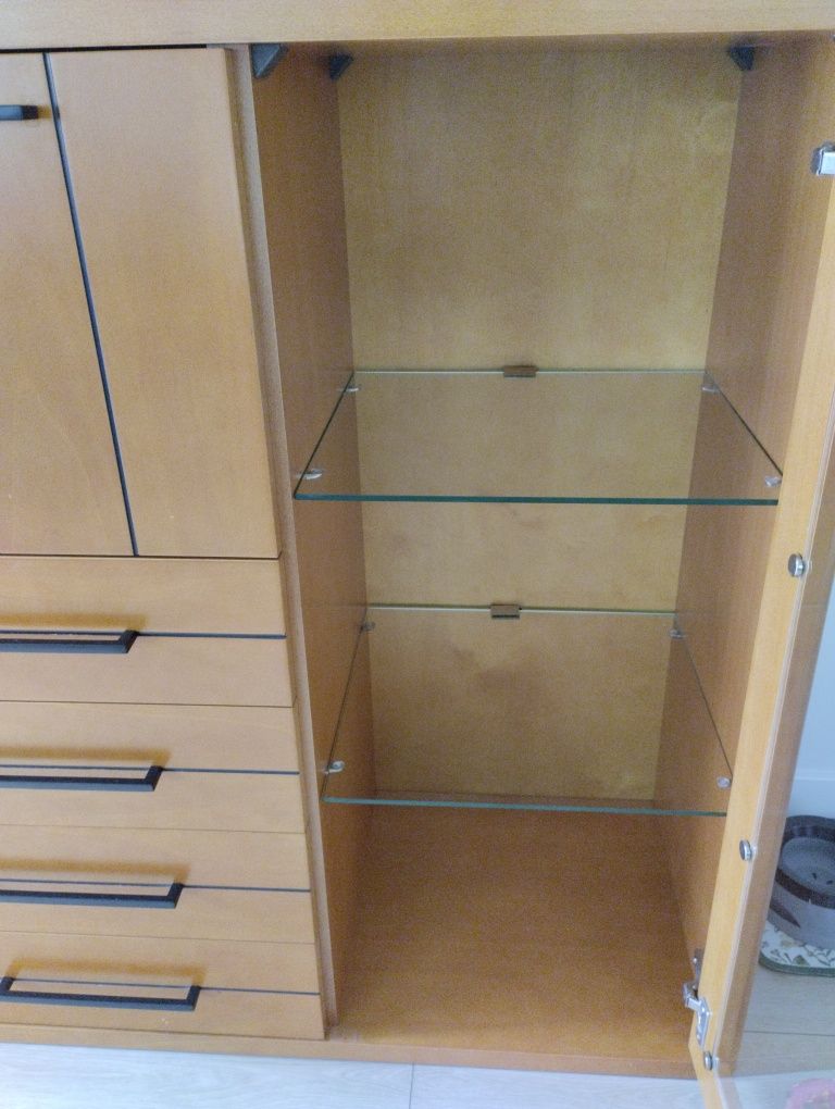Komoda witryna z ryflowaniem po bokach. Podświetlenie LED