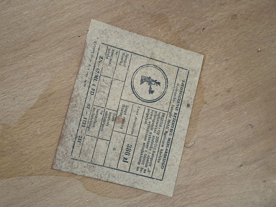 Cztery krzesła typ 200-213 kategoria „B” z 1970 r.