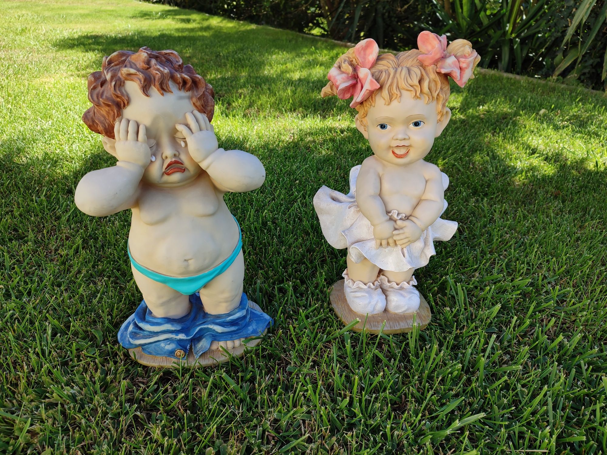 Casal de meninos em resina