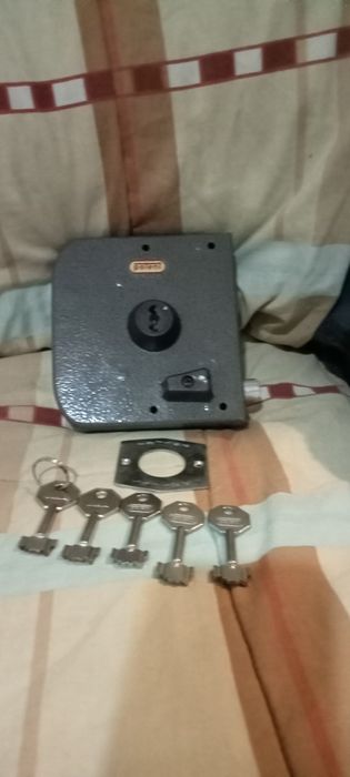 Fechadura de porta como nova com 5chaves