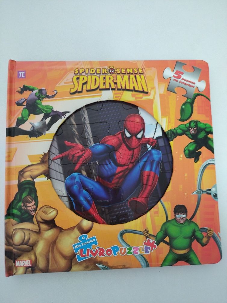 Livro com cinco puzzles do Spiderman