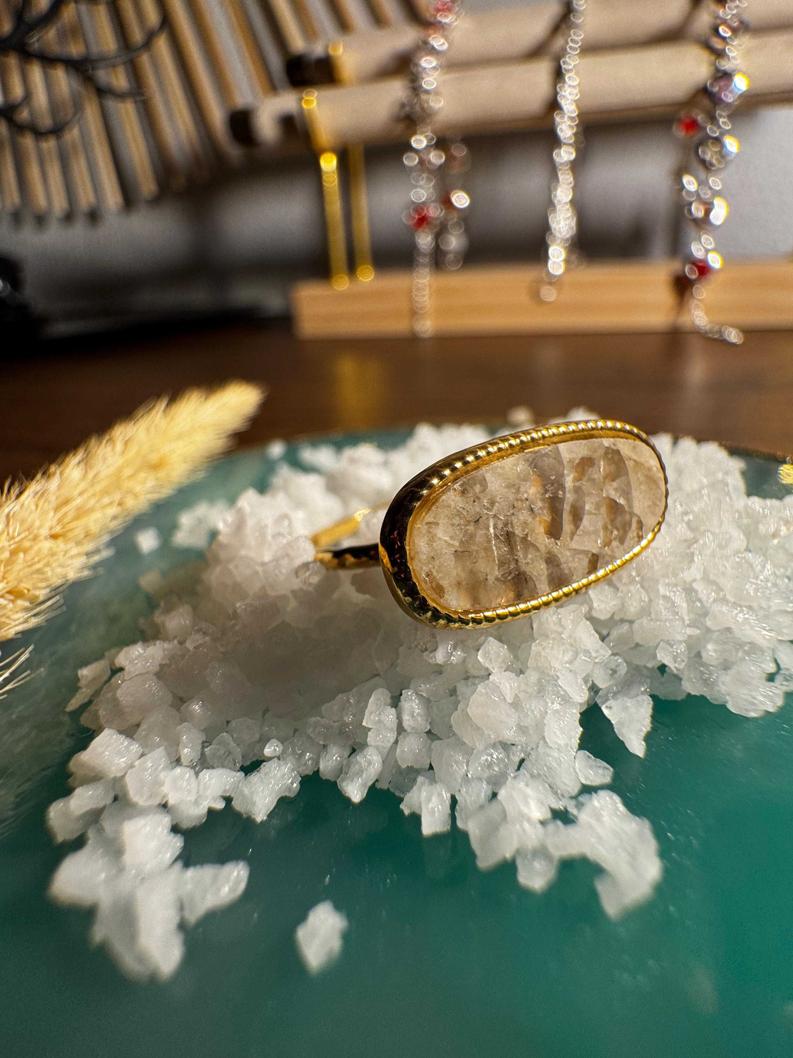 Anel Dourado com Pedra Oval Alongada – Elegância e Modernidade