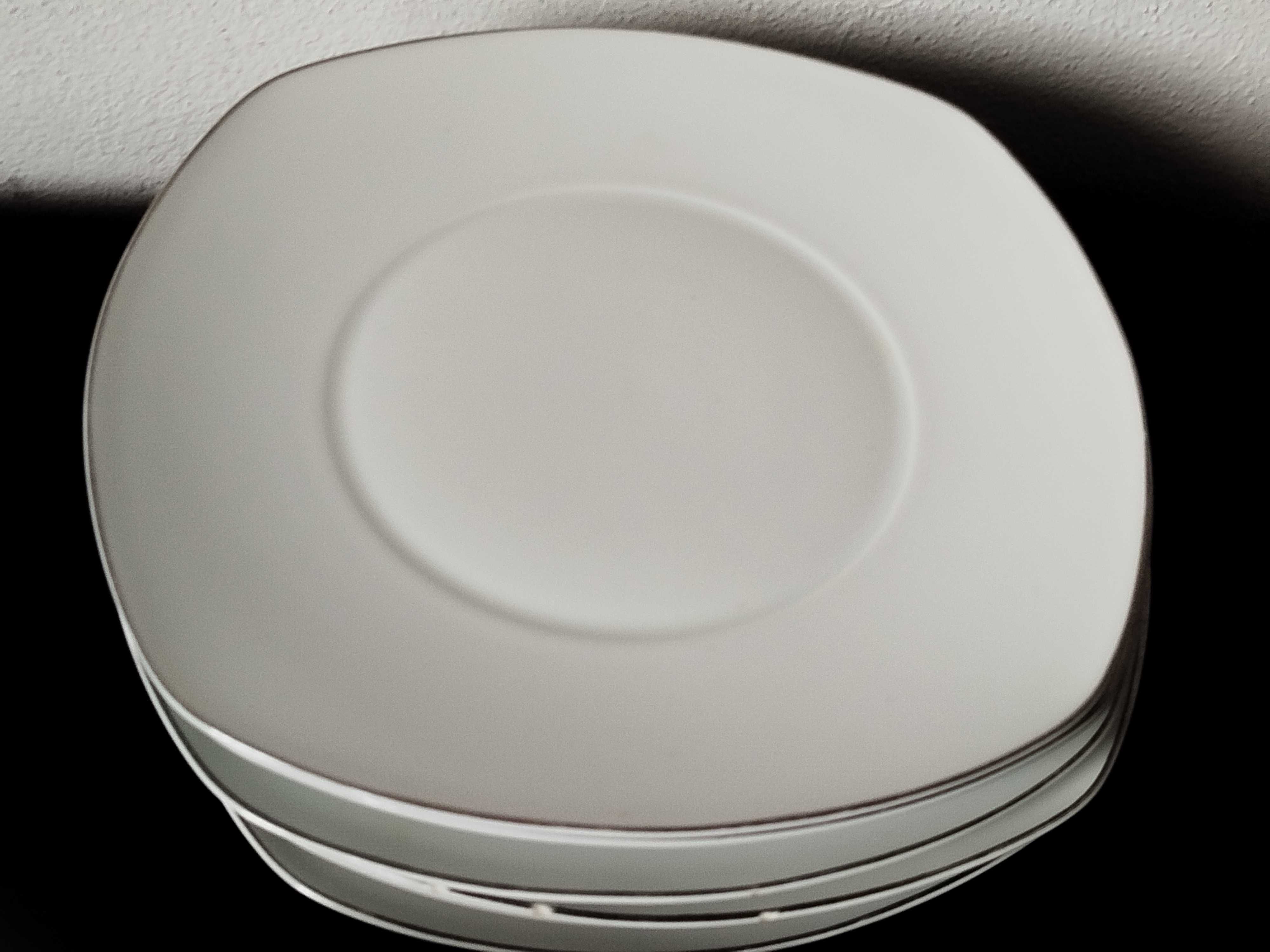 Conjunto de jantar em forma retangular