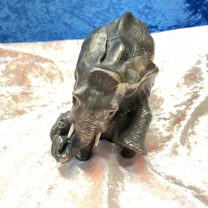 Escultura elefante e cria tamanho de 14 cm